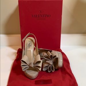 Valentino Garavani - beige patent sling back